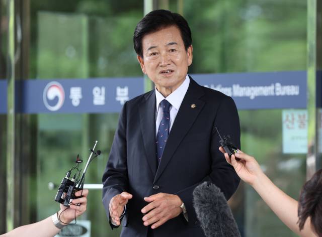 ▲ 정동영 통일부 장관 후보자가 24일 서울 종로구 남북관계관리단에 마련된 인사청문회 준비사무실로 들어서며 취재진의 질문에 답하고 있다. ⓒ연합뉴스