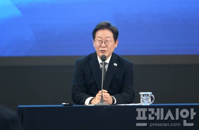 ▲25일 오후 광주 국립아시아문화전당에서 열린 '광주전남타운 홀미팅_대통령과의 만남' 자리에서 이재명 대통령이 지역 건의사항을 청취하고 있다.2025.6.25ⓒ프레시안(백순선)