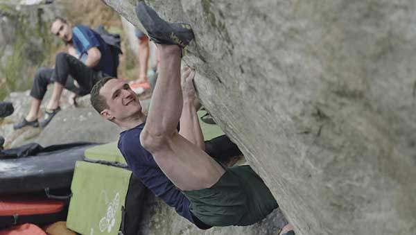 프랑스 퐁텐블로에서 V18급으로 추정되는 문제를 시도하고 있는 아담 온드라. 사진 아담 온드라.