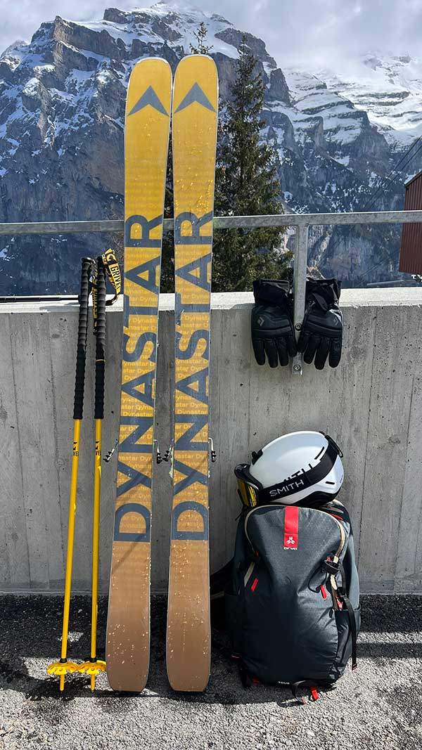 등반을 마치고 젖은 장비를 햇빛에 말리고 있다.