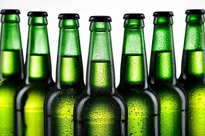 플라스틱 병보다 유리병에 담긴 음료에서 미세 플라스틱이 더 많이 나온다는 연구 결과가 발표됐다. 게티이미지코리아.