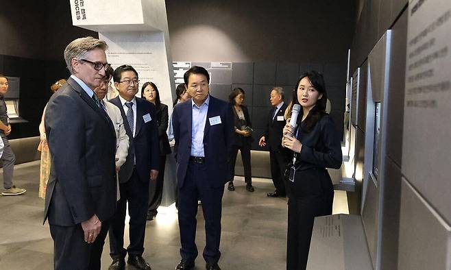 6·25전쟁 75주년을 맞아 한국을 찾은 해리 S 트루먼 전 미국 대통령의 외손자 클리프턴 트루먼 대니얼이 24일 서울 용산구 전쟁기념관의 ‘이승만과 트루먼의 결단’을 주제로 재단장한 ‘6·25전쟁 지도자실’을 둘러보며 설명을 듣고 있다. 뉴시스