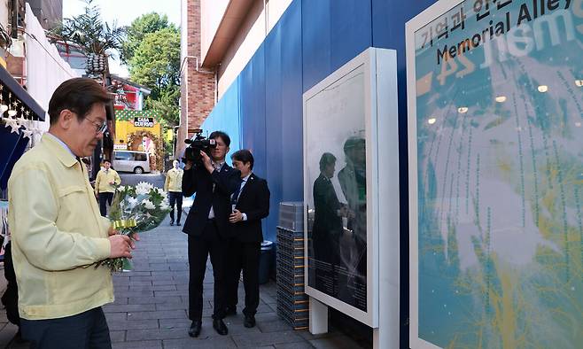 이재명 대통령이 12일 서울 용산구 이태원 참사 현장 '10·29 기억과 안전의 길'을 찾아 희생자를 추모하며 헌화하고 있다. 대통령실통신사진기자단