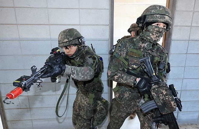 육군 제30기갑여단 비호대대 장병들이 3월 19일&nbsp;경기&nbsp;파주시 도시지역작전 훈련장에서 한미 연합 도시지역작전 훈련을 펼치고 있다.&nbsp; &nbsp;파주=뉴스1
