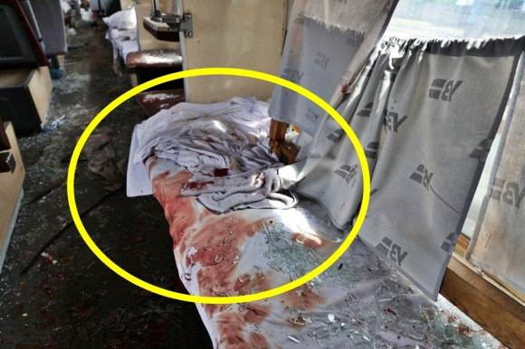 24일(현지시간) 러시아군의 탄도미사일 공격으로 드니프로페트로우스크주에서 최소 11명이 숨지고 160명이 다쳤으며, 사상자는 더 늘어날 수 있다고 볼로디미르 젤렌스키 우크라이나 대통령이 밝혔다. 사진은 이날 공격으로 파손된 민간 여객 열차 내부. 부상자들이 흘린 핏자국이 선명하다. 500명을 태우고 달리던 열차는 미사일 공격으로 파손됐는데 다행히 사망자는 나오지 않았다. 2025.6.24 세르히 리삭 주지사