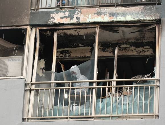 24일 새벽 발생한 화재로 자매가 참변을 당한 부산진구의 한 아파트 화재 현장에서 소방당국과 경찰 등 관계 기관이 합동감식을 벌이고 있다. 연합뉴스