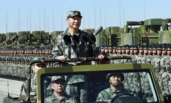 중국 인민해방군이 건군절을 앞둔 30일 네이멍구 주르허 훈련기지에서 시진핑 중국 국가주석이 참석한 가운데 열병식을 가졌다. 시진핑 주석이 얼룩무늬 전투복 차림으로 야전용 지프차량에 올라 군부대를 사열하고 있다. 2017.7.30 신화 연합뉴스