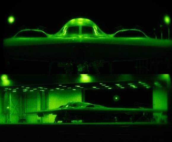 미군의 미드나이트 해머 작전을 위해 격납고에서 나오는 B-2 스텔스 폭격기. 미 공군 제공