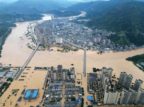 24일(현지시간) 중국 남서부 구이저우성 룽장현이 폭우로 반쯤 잠겨 있다. 2025.6.25 로이터 연합뉴스