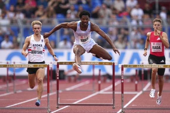 2025년 6월 24일(현지시간) 체코 오스트라바에서 열린 국제육상경기연맹(IAAF) 골든스파이크대회의 남자 400m 허들 결승에서 미국의 크리스 로빈슨(24)이 장애물을 넘고 있다. AP 연합뉴스