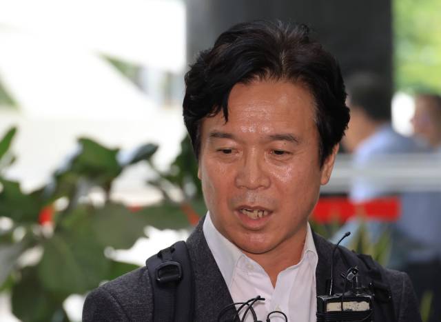 김영훈 고용노동부 장관 후보자가 24일 인사청문회 준비 사무실이 위치한 서울 중구 서울지방고용노동청으로 들어서며 기자의 질문에 답하고 있다. 연합뉴스
