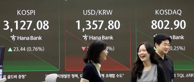 25일 오전 서울 중구 하나은행 딜링룸 전광판에 코스피·코스닥지수가 상승세로 장을 시작하고 있다. 뉴스1