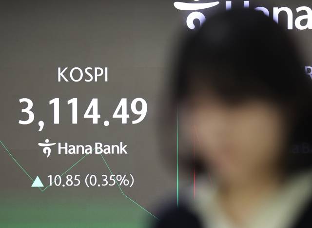 25일 서울 중구 하나은행 본점 딜링룸에서 직원들이 업무를 보고 있다. 연합뉴스