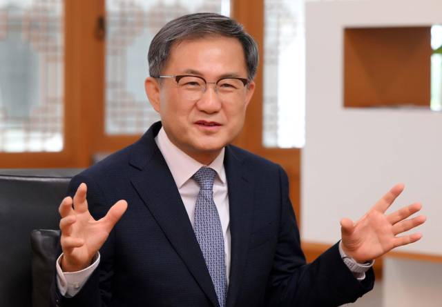 김재홍 국립중앙박물관 관장이 24일 서울경제와 인터뷰 중이다. 권욱 기자