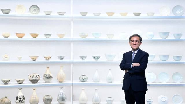 김재홍 국립중앙박물관장이 ‘조선 전기 미술대전’ 전시를 배경으로 포즈를 취하고 있다. 권욱 기자