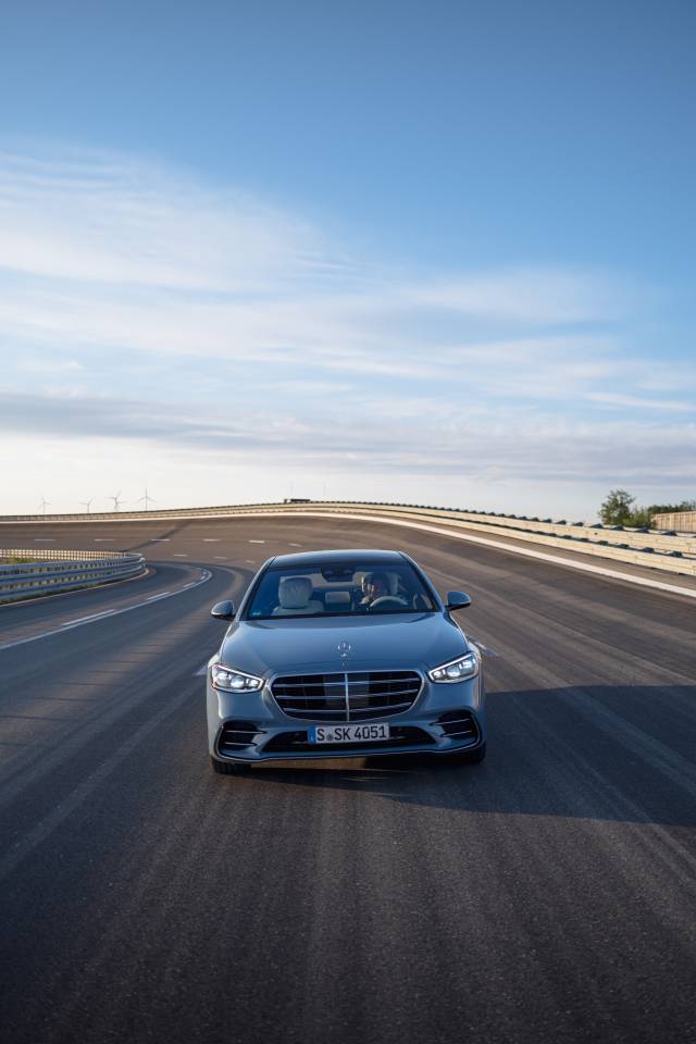 메르세데스-벤츠가 지난달 말 독일 임멘딩겐에서 개최한 '비하인드 더 휠 오브 에브리 S클래스(Behind the wheel of_every S-Class) 행사에서 현행 7세대 S-클래스가 주행하고 있다. 사진제공=메르세데스-벤츠