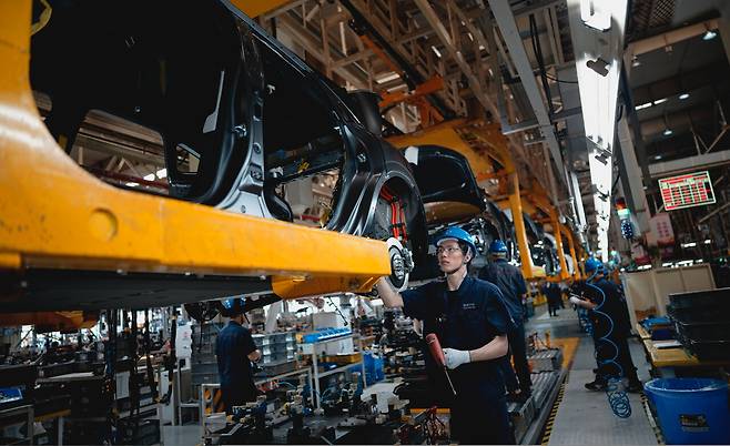 5월20일 중국 충칭의 한 공장에서 노동자들이 전기차를 조립하고 있다.ⓒEPA