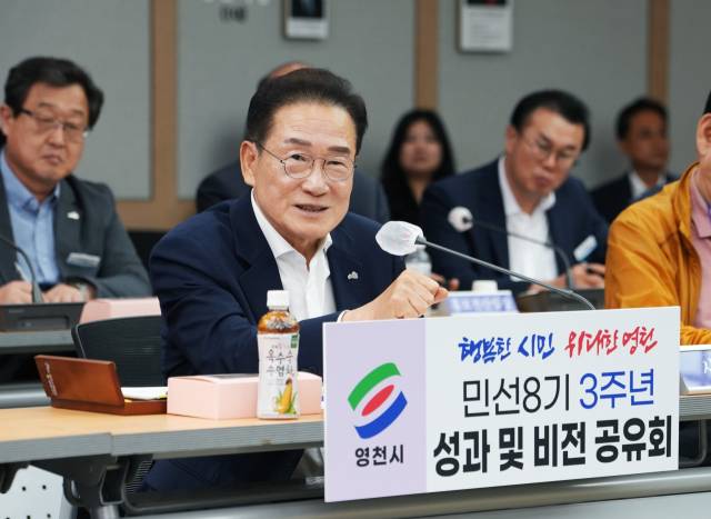 지난 24일 최기문 시장이 기자회견에서 민선8기 3주년 시정 성과 보고와 미래 비전에 대한 질의응답을 하고 있다. ⓒ영천시