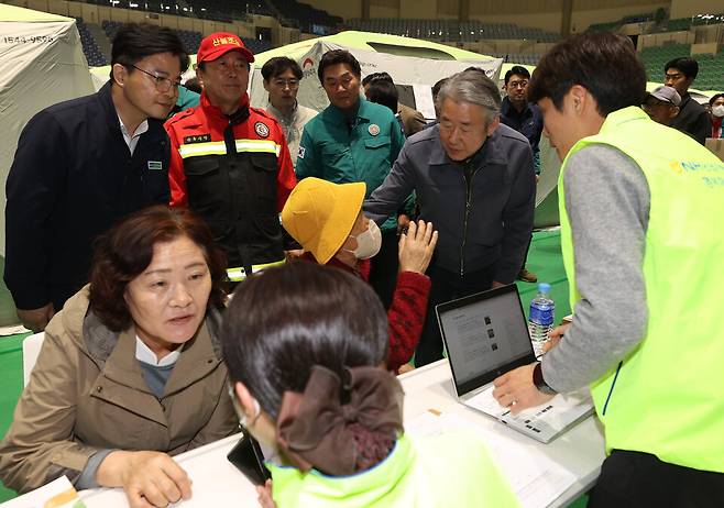 강호동 농협중앙회장 등 임직원들이 4월9일 산불 피해 주민들을 만나 피해 상황을 듣고 지원 활동에 나서고 있다. ⓒ농협중앙회 제공