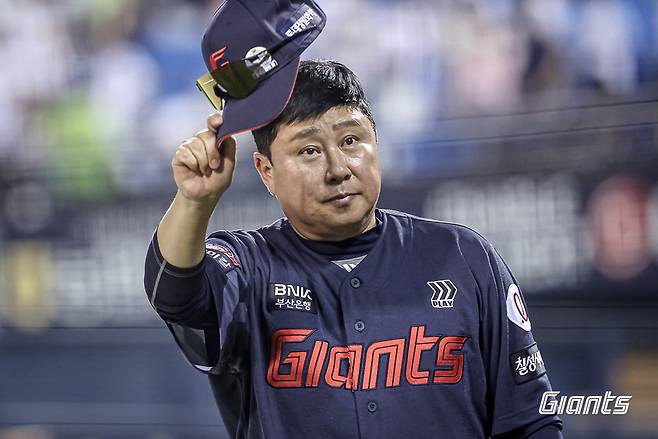 하늘은 롯데의 편일까. 24일 비로 경기를 하루 쉰 롯데가 같은 날 순위 경쟁 팀 LG의 패배로 2위와 격차를 0.5경기까지 좁혔다. 사진제공｜롯데 자이언츠