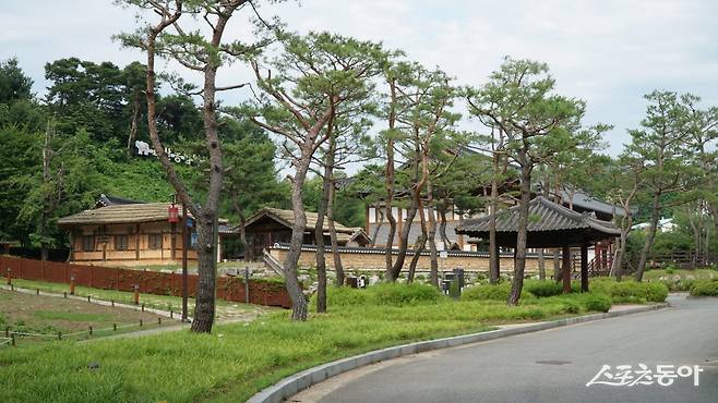 괴강관광지의 농업역사박물관. 괴산이 최근 의욕을 갖고 육성하는 새로운 관광명소로  농업역사박물관 외에 애한정, 괴강폭포, 괴강불빛공원 등의 볼거리가 있다             괴산｜김재범 기자 oldfield@donga.com