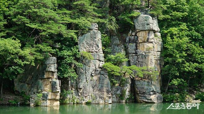 괴산 화양구곡의 제2곡인 운영담의 기암절벽. 운영담은 맑은 날 계곡물에 구름 그림자가 비친다고 해서 붙은 이름이다       괴산｜김재범 기자 oldfield@donga.com