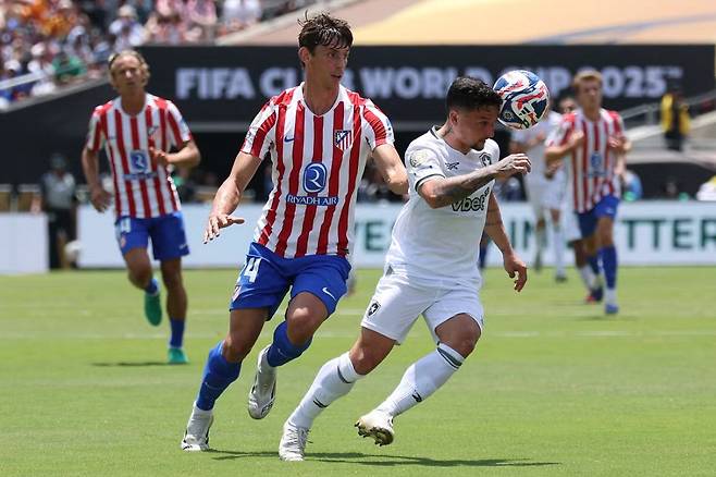 보타포구의 헤페르손 사바리노가 24일 아틀레티코 마드리드와의 2025 클럽월드컵 조별리그 최종전에서 상대 수비수 로빈 르 노르망과 볼 다툼 중 헤더로 볼을 따내고 있다. AFP연합뉴스