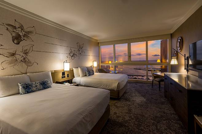 석양 뷰의 프린스 와이키키 오션프론트 객실. 사진제공|팜투어