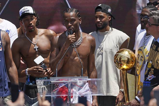 오클라호마시티 샤이 길저스 알렉산더가 25일 우승 카퍼레이드에서 소감을 밝히고 있다. AP연합뉴스