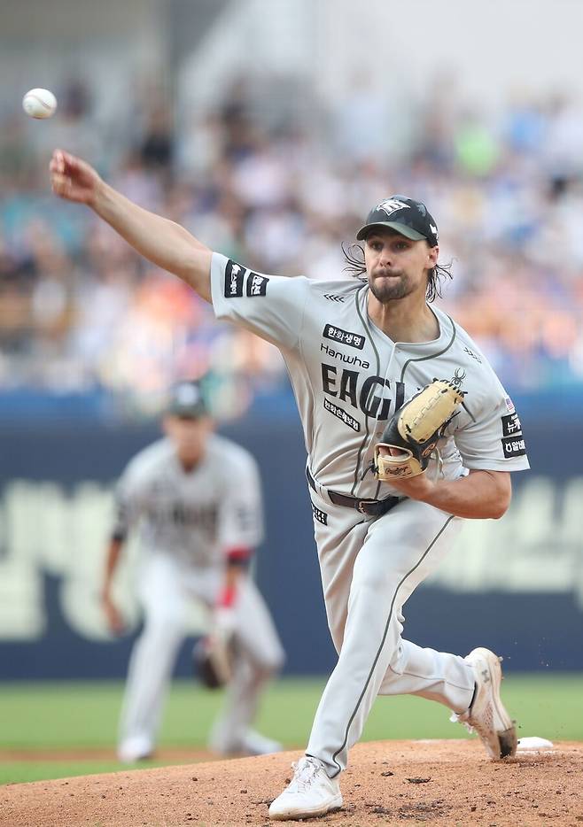 ▲ 자신의 난조에 수비까지 도와주지 않으며 3이닝만 소화하고 강판된 라이언 와이스 ⓒ연합뉴스