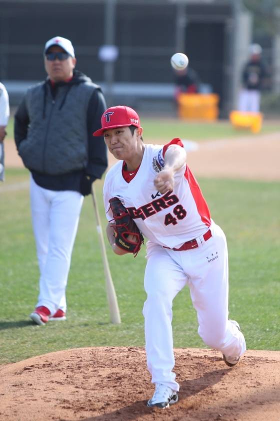 KIA 타이거즈 투수 이의리가 이범호(왼쪽) KIA 감독이 지켜보는 가운데, 미국 어바인 스프링캠프에서 불펜 피칭을 하고 있다. /사진=KIA 타이거즈 제공