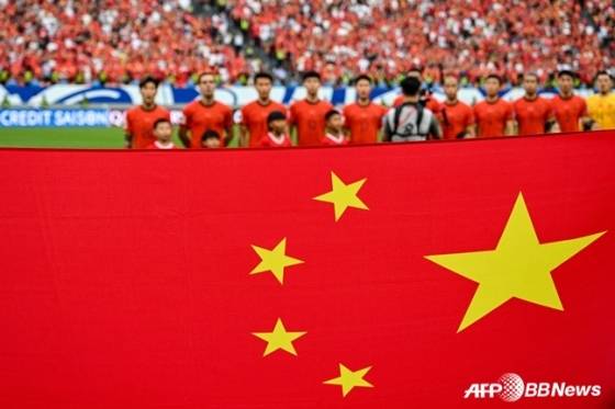 중국 국가대표 선수들과 중국 국기의 모습. /AFPBBNews=뉴스1