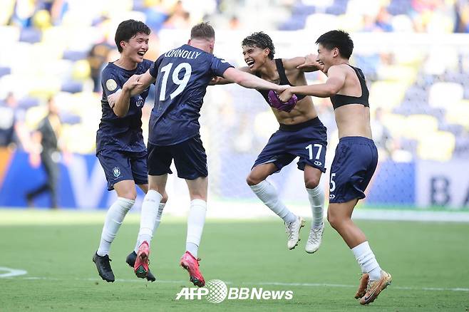 뉴질랜드 오클랜드 시티 선수들이 25일(한국시간) 미국 테네시주 내슈빌의 지오디스 파크에서 열린 2025 국제축구연맹(FIFA) 클럽월드컵 조별리그 C조 최종전에서 보카 주니어스와 1-1로 비기자 기뻐하고 있다./AFPBBNews=뉴스1