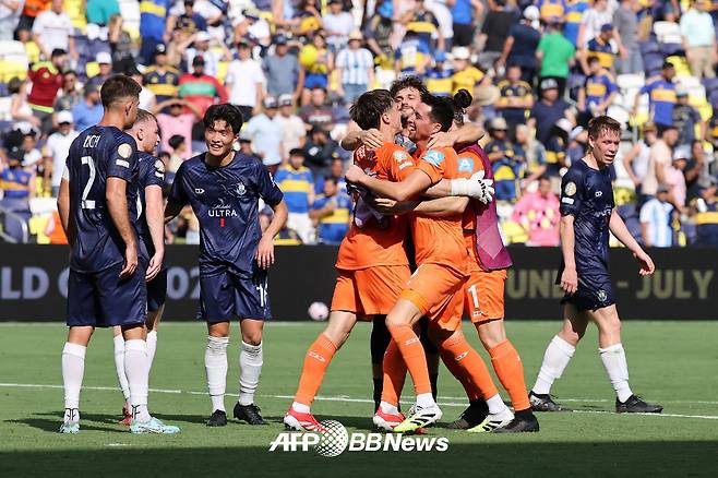 뉴질랜드 오클랜드 시티 선수들이 25일(한국시간) 미국 테네시주 내슈빌의 지오디스 파크에서 열린 2025 국제축구연맹(FIFA) 클럽월드컵 조별리그 C조 최종전에서 보카 주니어스와 1-1로 비기자 기뻐하고 있다./AFPBBNews=뉴스1