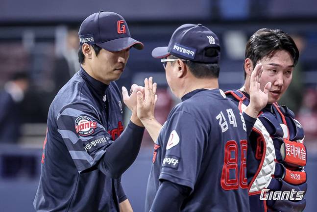 롯데 구승민(맨 왼쪽)과 김태형 감독(가운데). /사진=롯데 자이언츠 제공