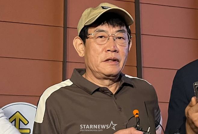 (서울=뉴스1) 김종훈 기자 = 코미디언 이경규가 24일 오후 11시 45분께 서울 강남경찰서에서 약물 운전 혐의와 관련한 조사를 마친 뒤 취재진의 질문에 답하고 있다. 2025.6.24/뉴스1  Copyright (C) 뉴스1. All rights reserved. 무단 전재 및 재배포,  AI학습 이용 금지. /사진=(서울=뉴스1) 김종훈 기자