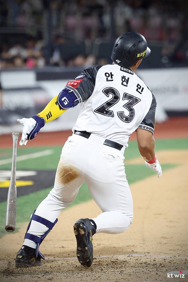 6월 24일 오후 수원 KT위즈파크에서 열린 2025 신한 SOL Bank KBO리그 KT 위즈와 LG 트윈스의 경기, 3회말 2사 2루 KT 안현민이 1타점 적시타를 날렸다. KT 위즈