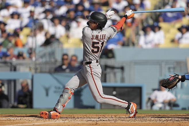 샌프란시스코 자이언츠 이정후가 25일(한국시간) 미국 캘리포니아주 샌프란시스코 오라클파크에서 열린 2025 메이저리그(MLB) 마이애미 말린스와 홈경기에 5번타자 겸 중견수로 선발 출전했다.&nbsp;최근 4경기 연속 무안타 침묵에 빠져있던 그는 이날 2번째 타석에서 투수 발에 맞고 굴절되는 행운의 안타를 신고했다. 연합뉴스