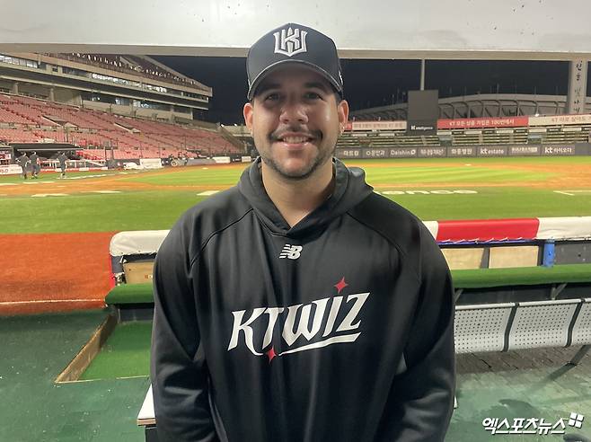 KT 위즈 선발투수 엔마누엘 데 헤이수스가 24일 수원 LG 트윈스전에서 악천후 속 호투한 뒤 기념촬영하고 있다. 엑스포츠뉴스 수원, 최원영 기자