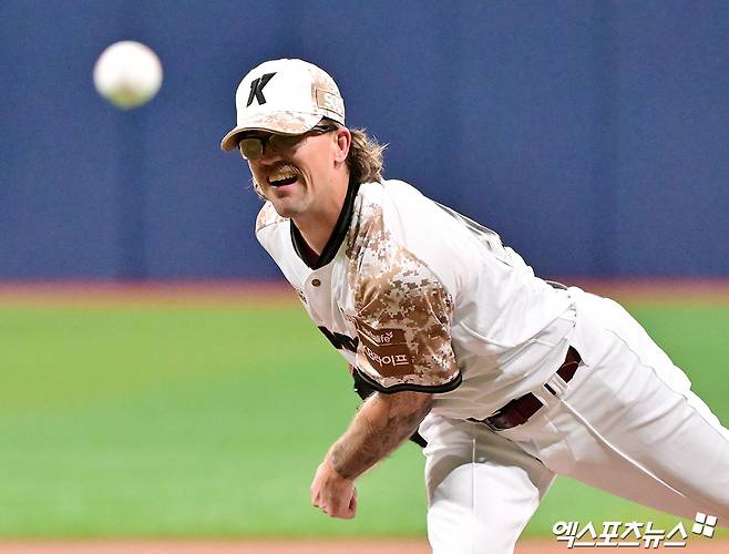 키움 히어로즈의 대체 외국인 투수 라클란 웰스가 25일 서울 구로구 고척스카이돔에서 열린 '2025 신한 SOL Bank KBO리그' KIA 타이거즈와의 홈 경기에서 공을 힘차게 뿌리고 있다. 웰스는 부상으로 재활 선수 명단에 등록된 케니 로젠버그의 공백을 일시적으로 메우기 위해 키움과 6주 계약을 체결했다. 고척, 김한준 기자