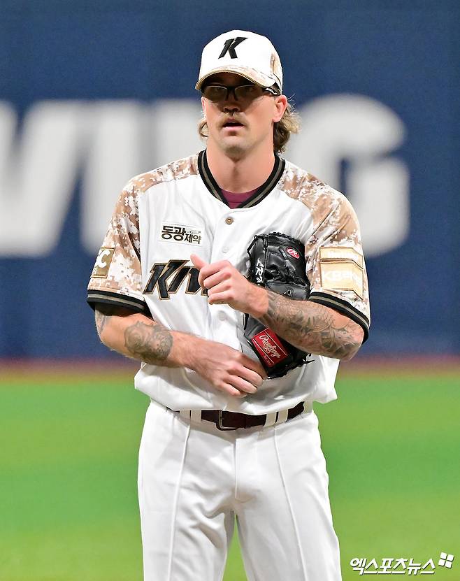 키움 히어로즈의 대체 외국인 투수 라클란 웰스가 25일 서울 구로구 고척스카이돔에서 열린 '2025 신한 SOL Bank KBO리그' KIA 타이거즈와의 홈 경기에서 선발 등판하기 전 준비하고 있다. 웰스는 부상으로 재활 선수 명단에 등록된 케니 로젠버그의 공백을 일시적으로 메우기 위해 키움과 6주 계약을 체결했다. 고척, 김한준 기자