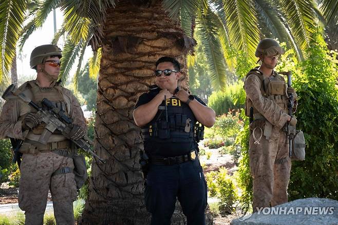 지난 18일 미국 로스앤젤레스에서 경계 근무하는 FBI 요원 [AFP 연합뉴스 자료사진. 재판매 및 DB 금지]
