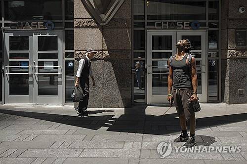 폭염경보 속 뉴욕시 맨해튼 거리의 행인 [뉴욕 AP=연합뉴스. 재판매 및 DB 금지]