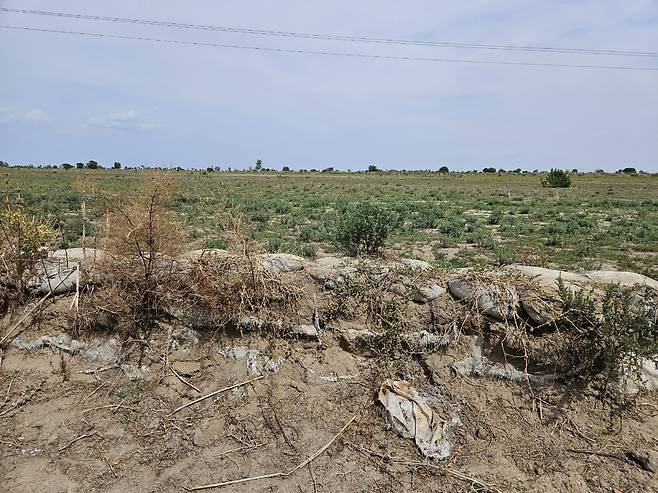 카메룬 최북단주 앙두밀 마을의 낮은 제방 (마루아<카메룬>=연합뉴스) 노재현 기자 = 지난 10일(현지시간) 카메룬 최북단주 마가호수 근처의 앙두밀 마을. 2025.6.25 nojae@yna.co.kr