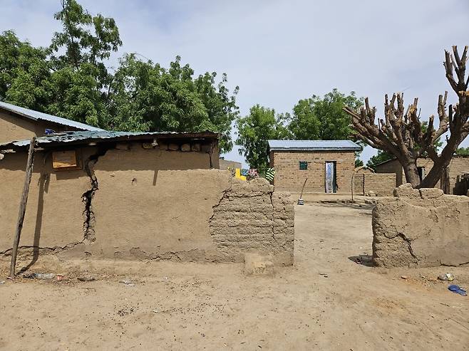 홍수로 훼손된 카메룬 최북단주 앙두밀 마을 (마루아<카메룬>=연합뉴스) 노재현 기자 = 지난 10일(현지시간) 카메룬 최북단주 마가호수 근처의 앙두밀 마을. 2025.6.25 nojae@yna.co.kr