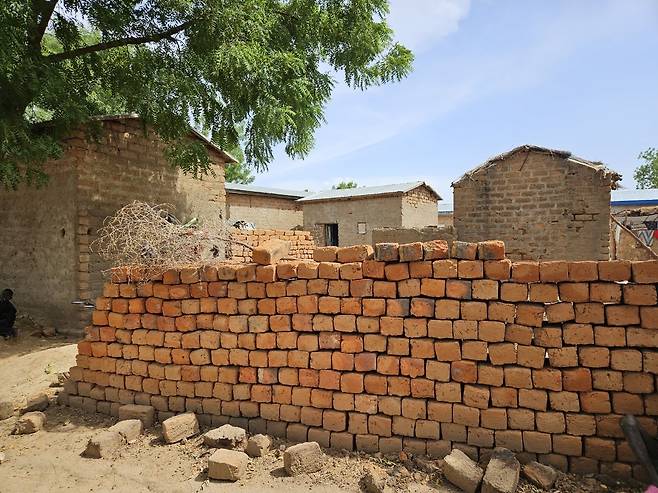 유엔난민기구(UNHCR)가 카메룬 최북단주 앙두밀 마을에 지원한 벽돌 (마루아<카메룬>=연합뉴스) 노재현 기자 = 지난 10일(현지시간) 카메룬 최북단주 마가호수 근처의 앙두밀 마을. 2025.6.25 nojae@yna.co.kr