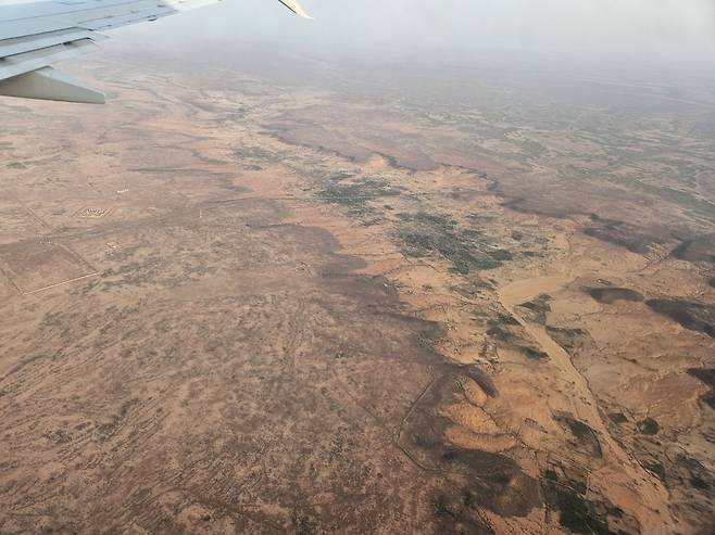 비행기에서 내려다 본 니제르의 사막 (니아메<니제르>=연합뉴스) 노재현 기자 = 지난 14일(현지시간) 비행기에서 내려다본 니제르의 사막. 2025.6.25 nojae@yna.co.kr