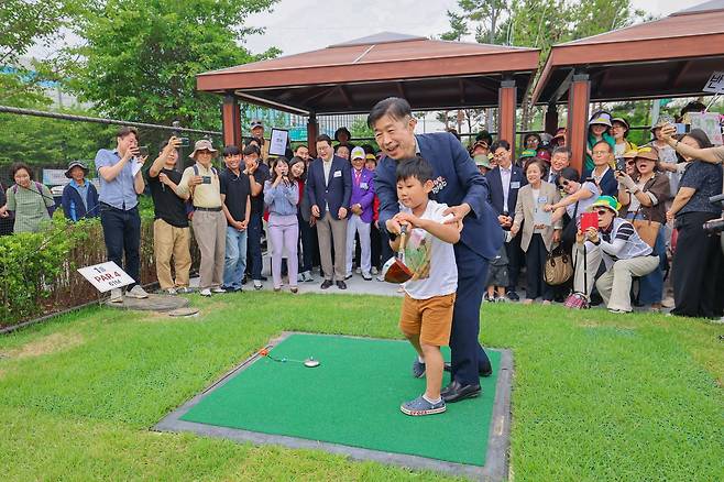 청계산 수변공원 파크골프장 준공식 전성수 서초구청장이 24일 청계산 수변공원 파크골프장 준공식에서 어린이와 함께 파크골프를 즐기고 있다. [서초구 제공. 재판매 및 DB 금지]