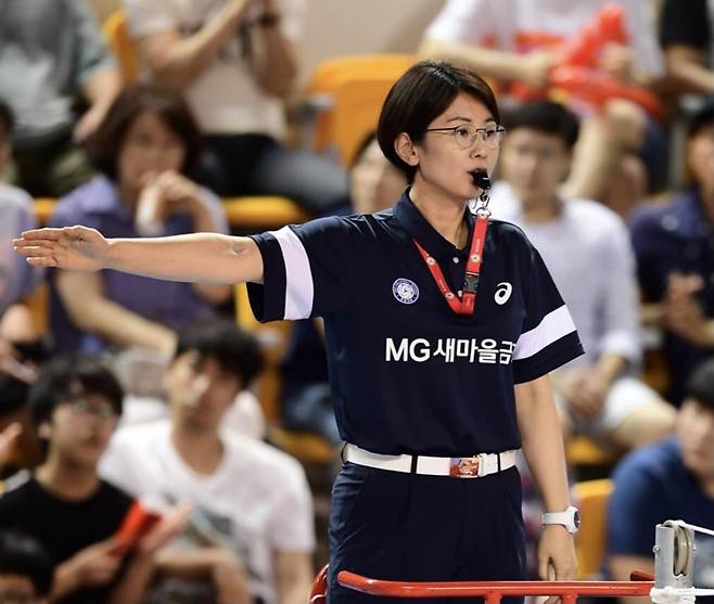 배구연맹 심판위원장에 오른 전영아 심판의 주심 장면  [한국배구연맹 제공. 재판매 및 DB 금지]
