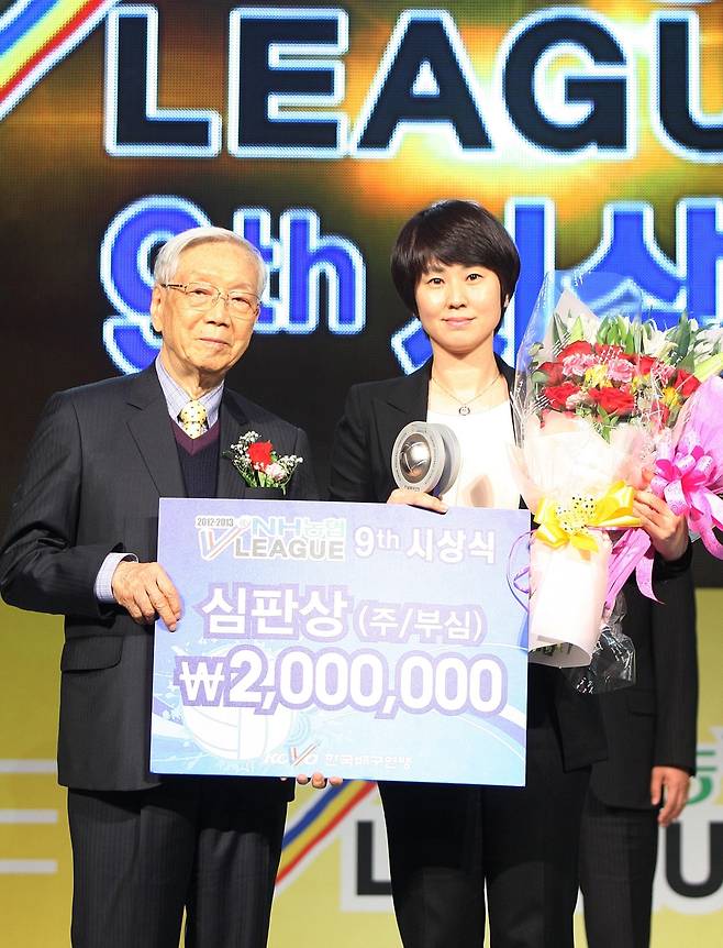 2012-13시즌 V리그 최우수 심판상을 받은 전영아 심판위원장(오른쪽) [한국배구연맹 제공. 재판매 및 DB 금지]